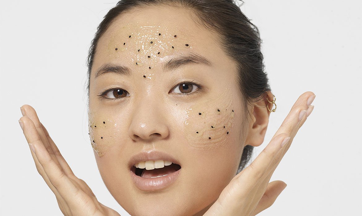 Un paso importante para intentar disminuir los poros dilatados de tu cara es la exfoliación. Recurre al exfoliante facial purificante de la gama Azúcares suaves de L’Oréal Paris y experimenta la diferencia